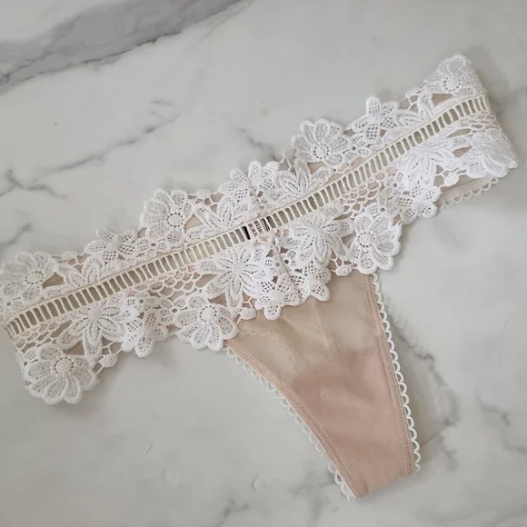 NWT- Victoria's Secret Cream Lace Bralette and Panty Set- SZ 32D/S - Picture 5 of 8